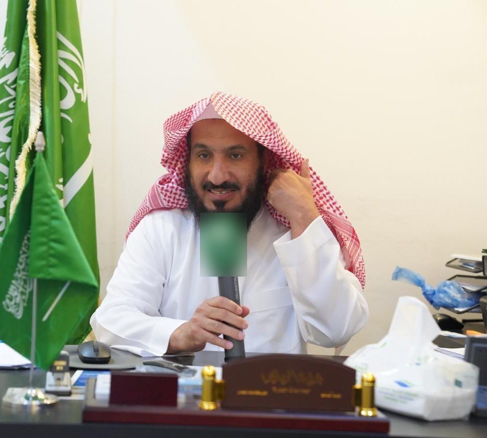 الشيخ عبدالعزيز القعيد جالسًا خلف مكتبه أثناء لقاء إذاعي
